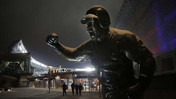 target field puckett statue USATSI_17420398_168397563_lowres
